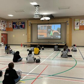 Des élèves de 5e et 6e ont participé à la première de 2 sessions de formation pour être brigadiers / brigadières d’autobus. La sécurité de tous nos élèves nous tient à cœur. 