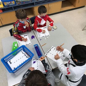 Les élèves de 1e s'amusent en centres en faisant des activités d'Halloween.